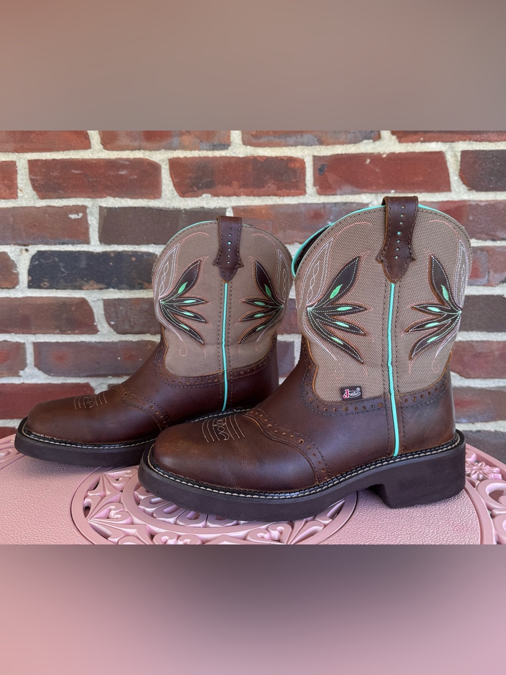 Justin Women’s size 8.5 Brown Leather Western Style Boots with Teal Accents